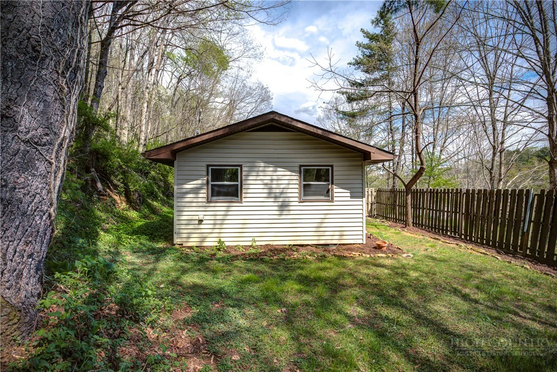 Image number 17 for the current listing
