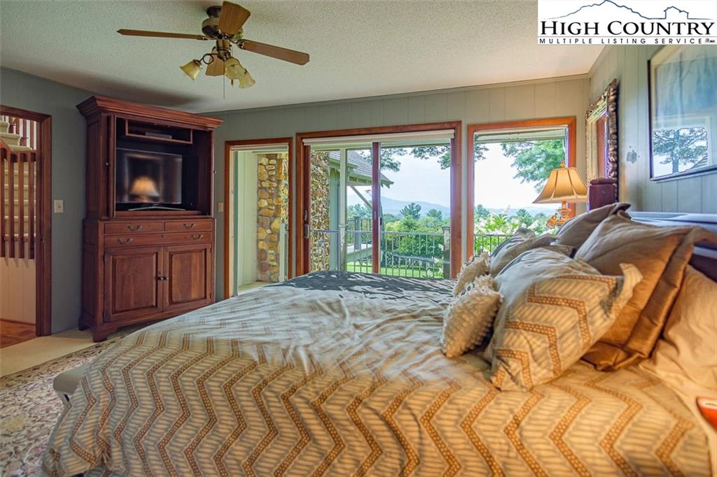 Image number 3 for the current listing