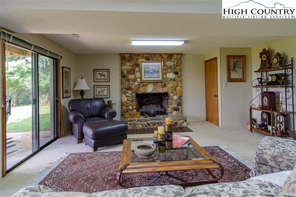 Image number 11 for the current listing