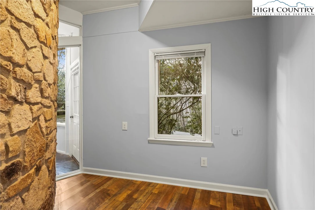 Image number 9 for the current listing