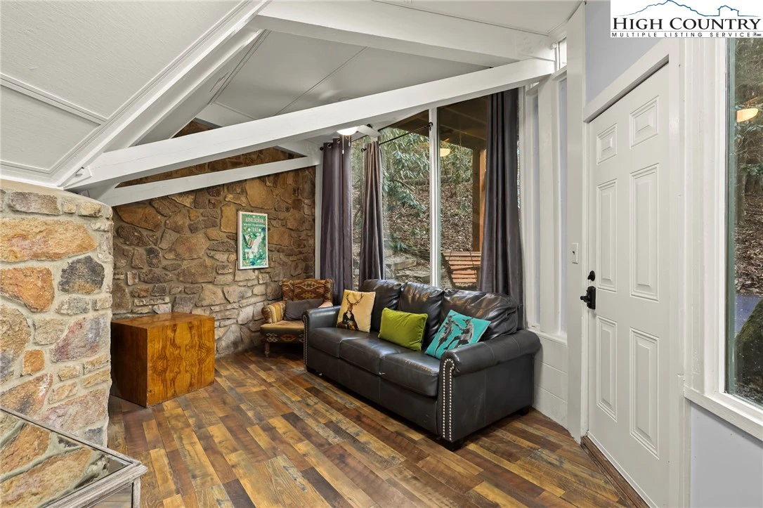 Image number 19 for the current listing