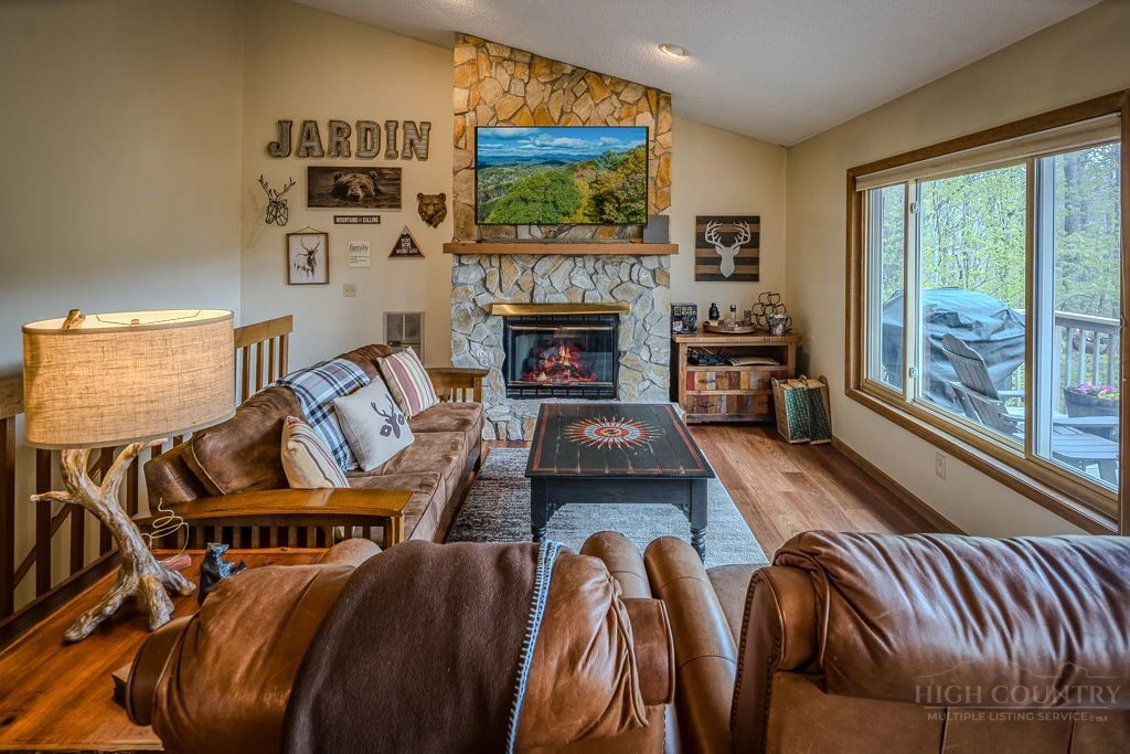 Image number 1 for the current listing