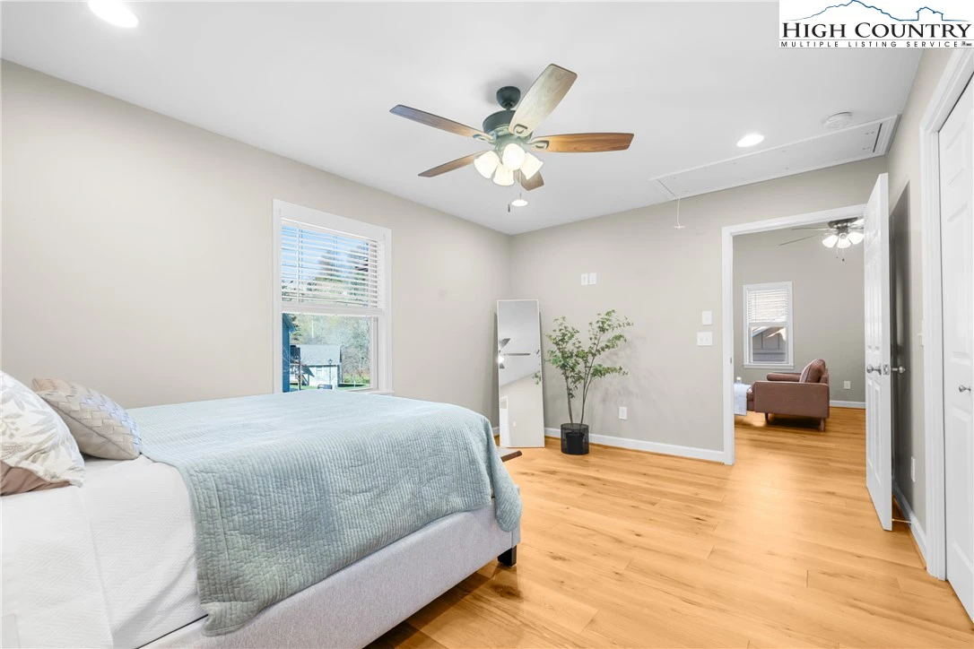 Image number 8 for the current listing