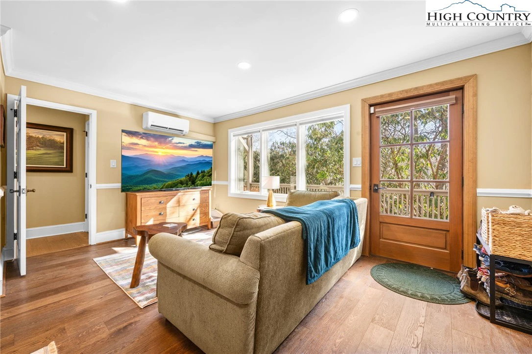Image number 12 for the current listing