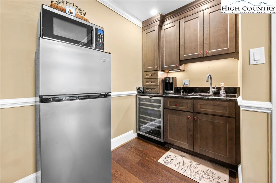 Image number 2 for the current listing