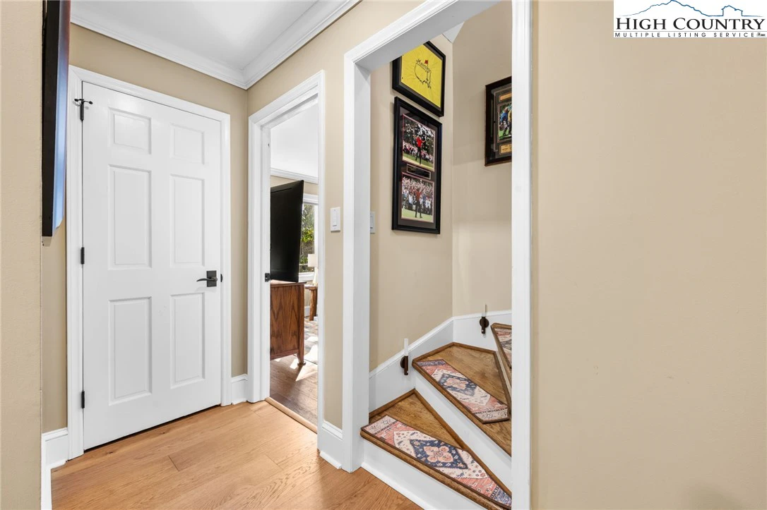 Image number 5 for the current listing