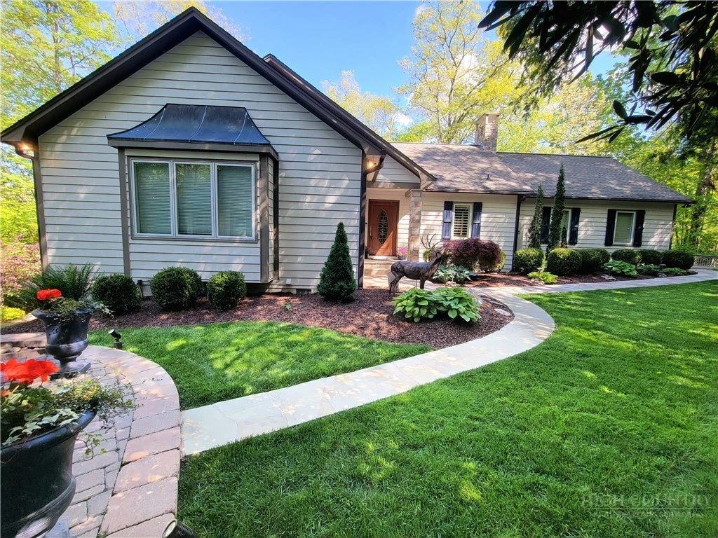 Image number 1 for the current listing