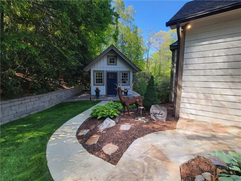 Image number 15 for the current listing