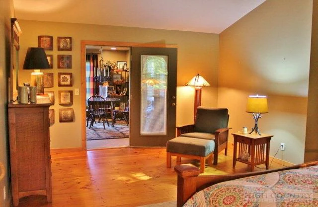 Image number 22 for the current listing