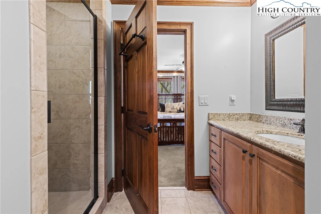 Image number 2 for the current listing