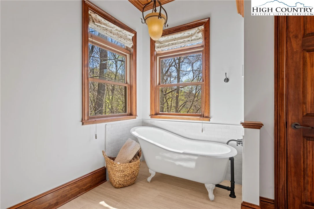 Image number 9 for the current listing