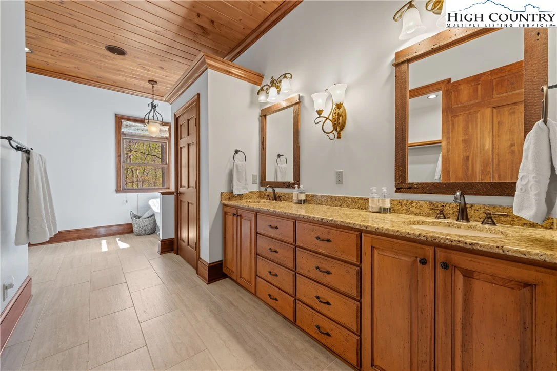 Image number 7 for the current listing