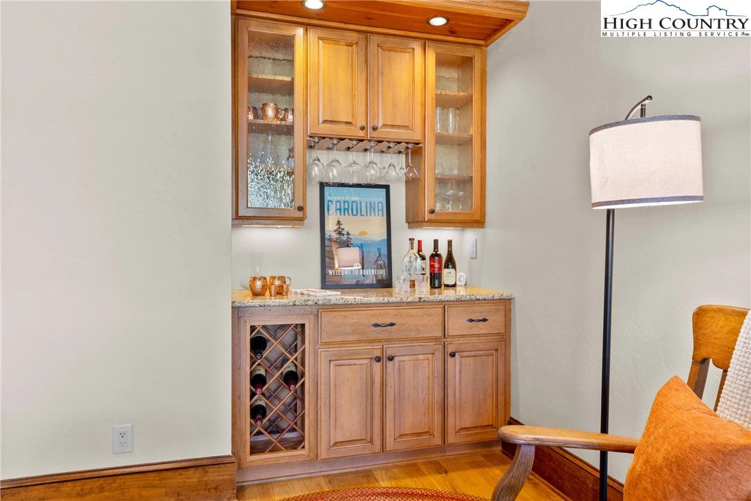 Image number 14 for the current listing