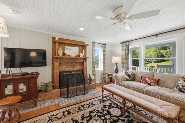 Image number 7 for the current listing