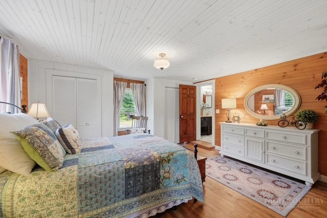 Image number 18 for the current listing