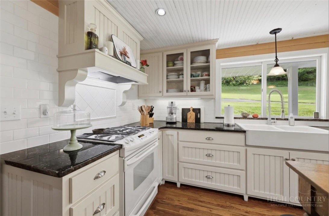 Image number 3 for the current listing