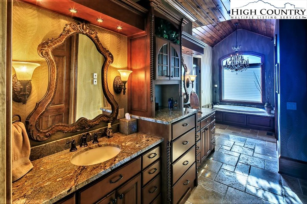 Image number 5 for the current listing