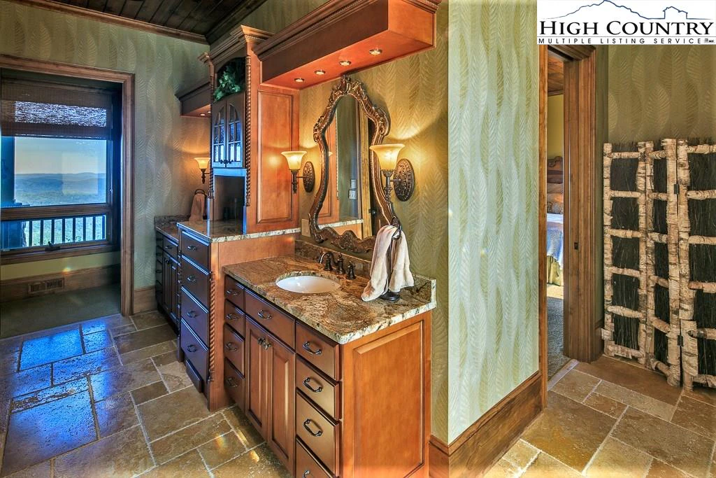 Image number 6 for the current listing