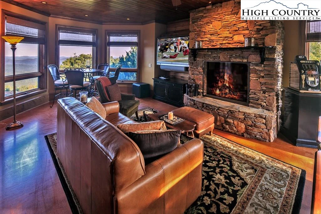 Image number 11 for the current listing