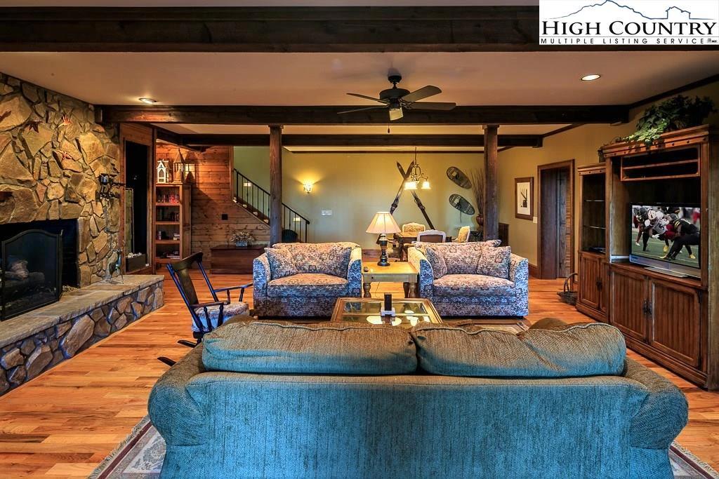 Image number 2 for the current listing