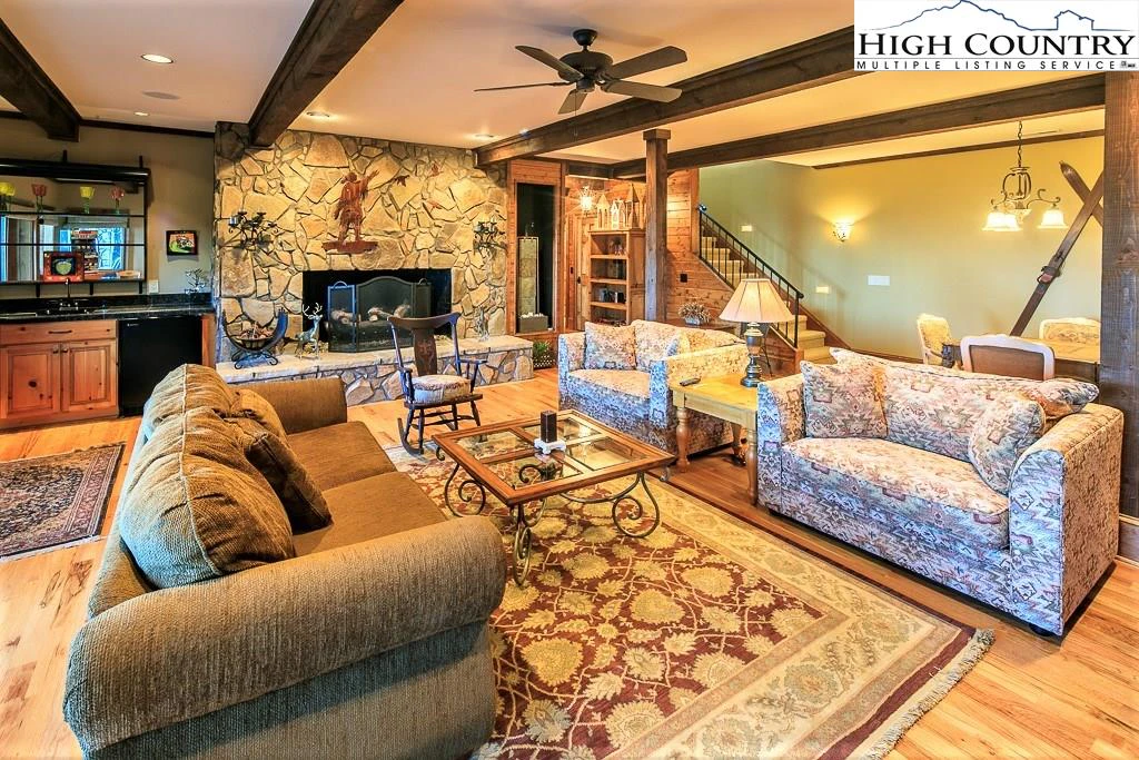Image number 15 for the current listing
