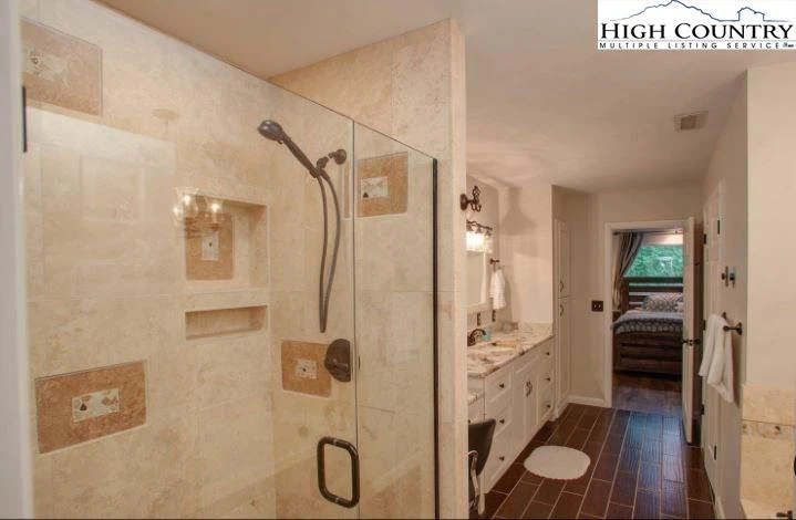 Image number 4 for the current listing