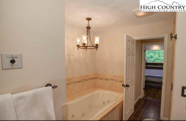Image number 6 for the current listing