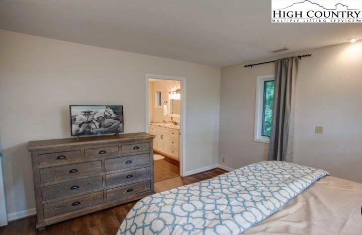 Image number 8 for the current listing