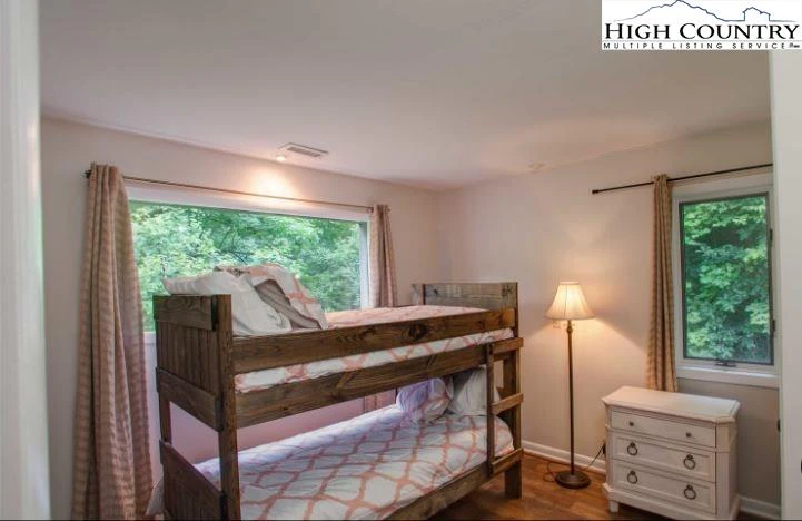 Image number 9 for the current listing