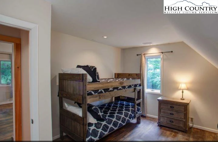 Image number 11 for the current listing