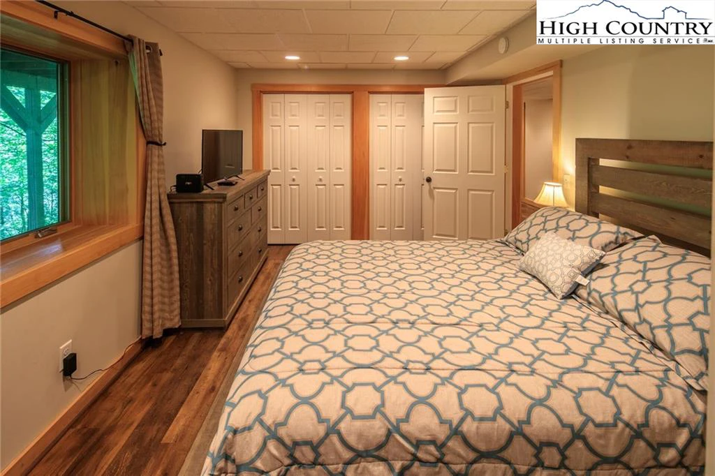 Image number 2 for the current listing