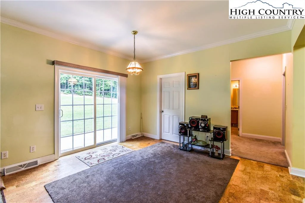 Image number 4 for the current listing