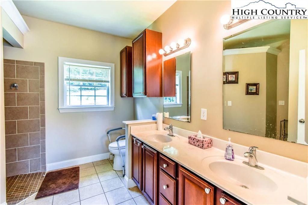 Image number 11 for the current listing