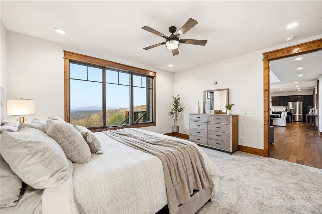 Image number 14 for the current listing