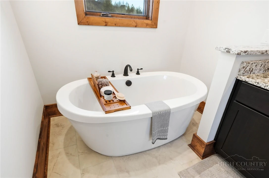 Image number 4 for the current listing