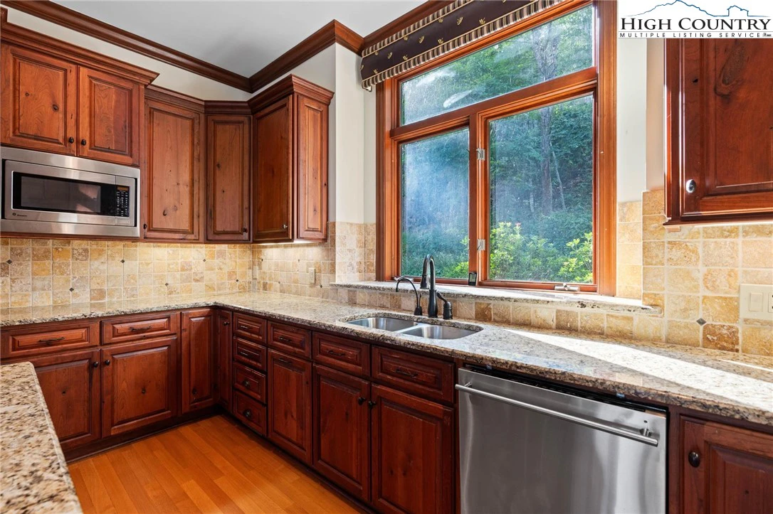Image number 43 for the current listing