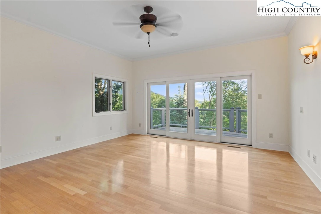 Image number 4 for the current listing