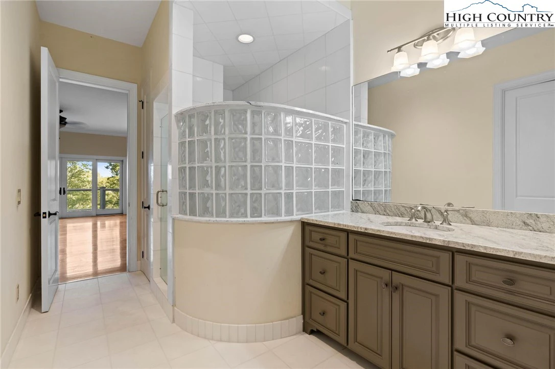 Image number 6 for the current listing