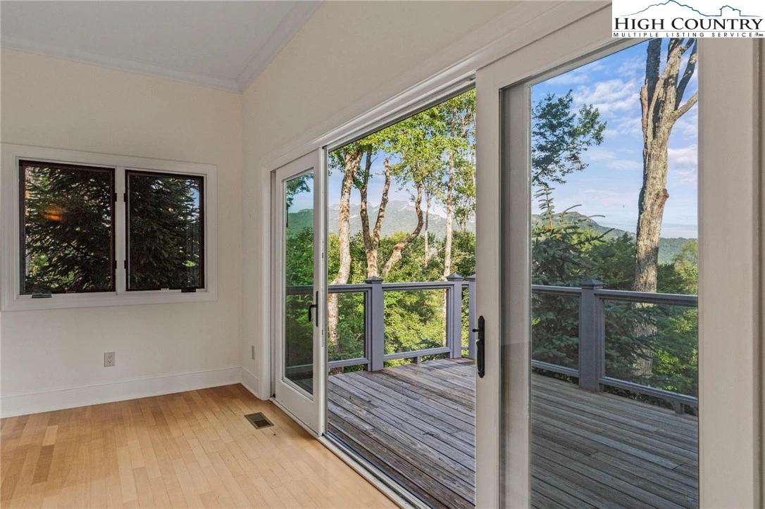 Image number 9 for the current listing