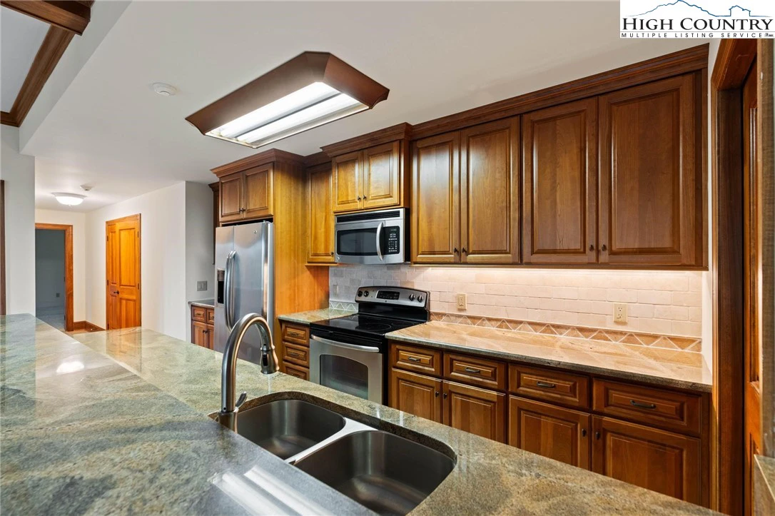 Image number 2 for the current listing