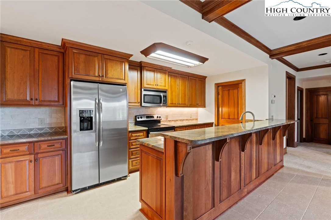 Image number 14 for the current listing