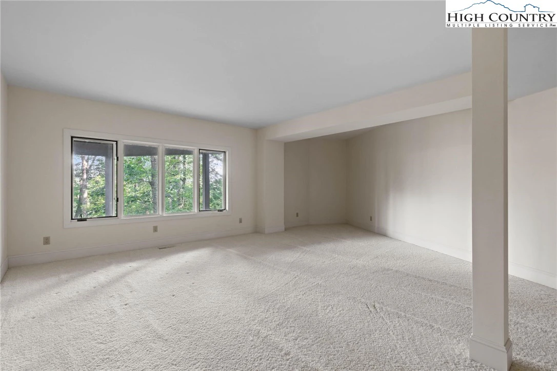 Image number 19 for the current listing