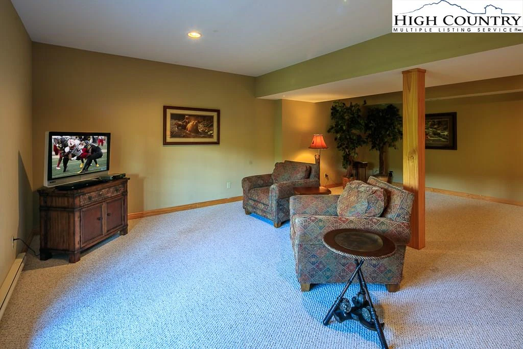 Image number 11 for the current listing