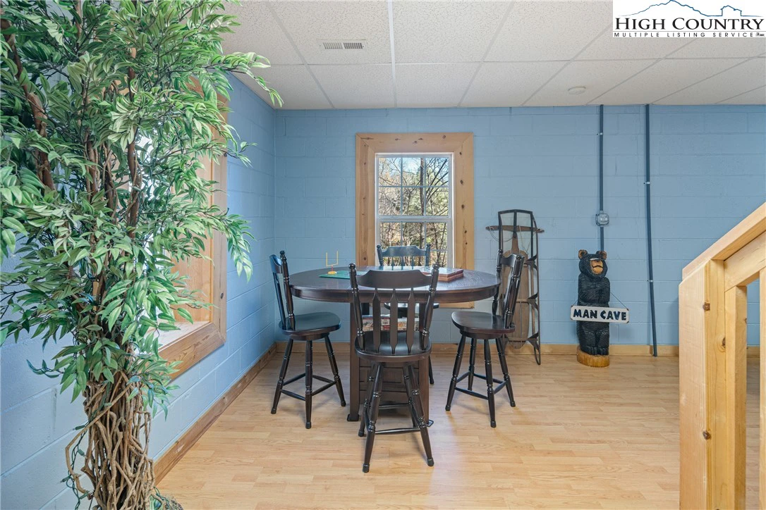 Image number 14 for the current listing