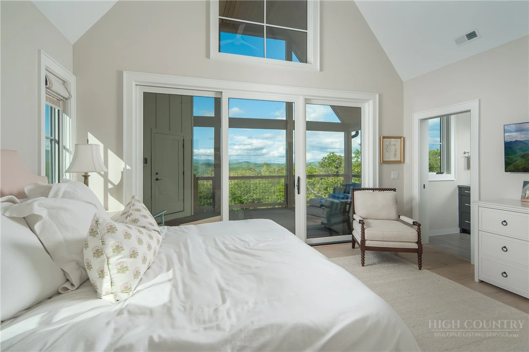 Image number 19 for the current listing