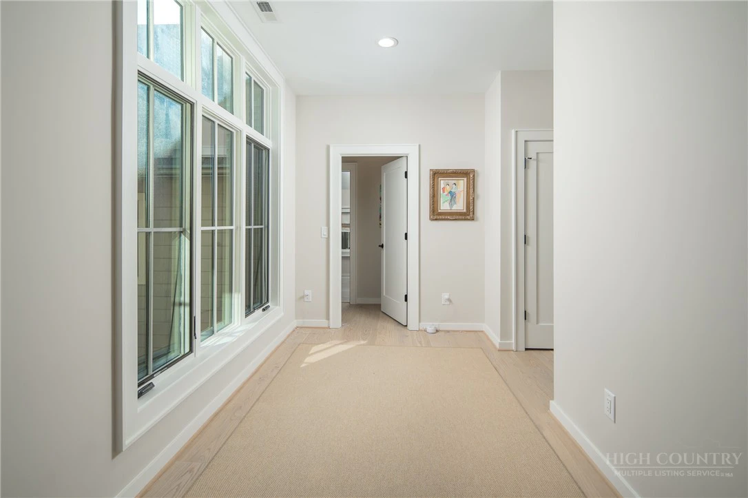 Image number 17 for the current listing