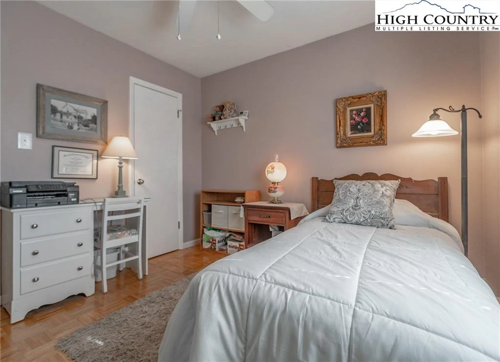 Image number 11 for the current listing