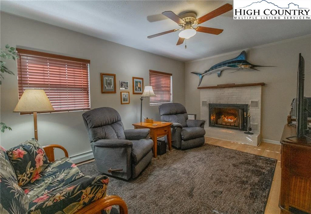 Image number 9 for the current listing