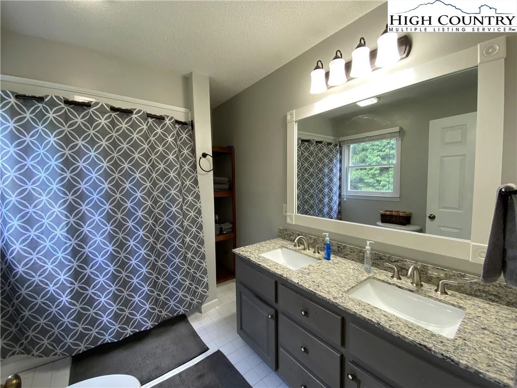Image number 4 for the current listing