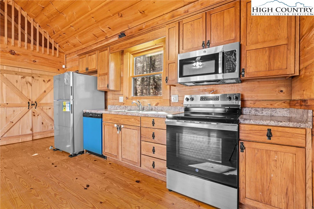 Image number 18 for the current listing